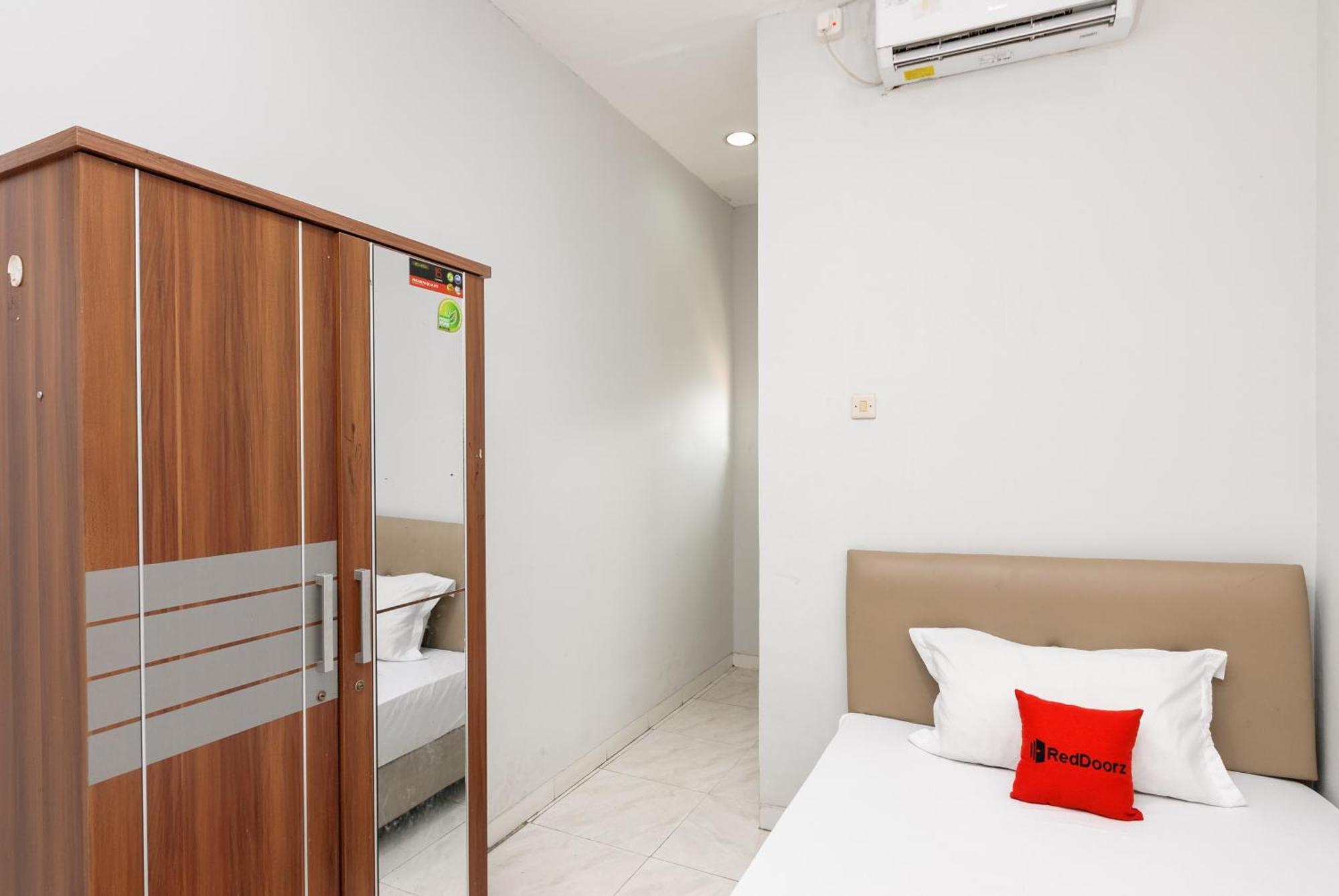 Hotel Reddoorz Near Mandaya Royal Hospital Puri Tangerang Exteriér fotografie